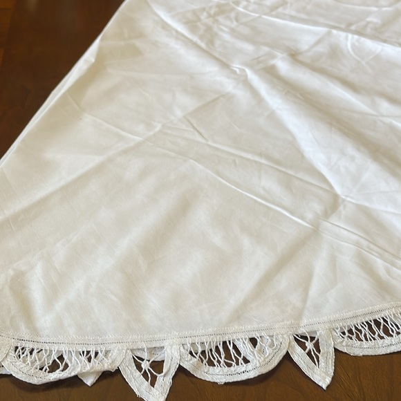 White cotton Batternburg lace round 66” in diameter tablecloth - Picture 3 of 5